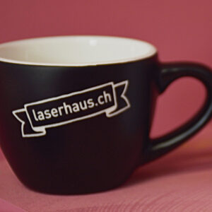 schwarze Espressotasse mit weisser Gravur