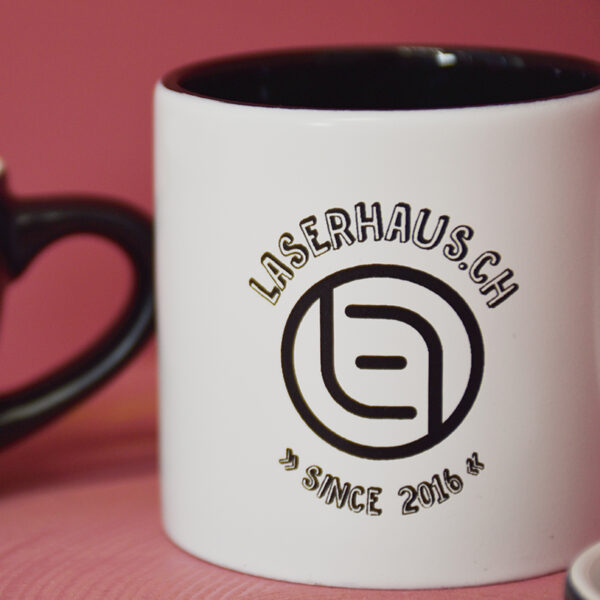 weisse Espressotasse mit schwarzer Gravur