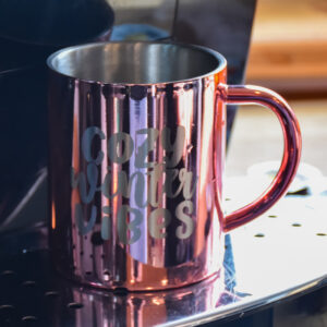 Metalltasse mit Gravur 