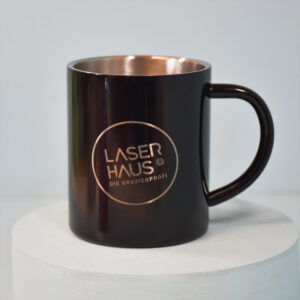Metalltasse mit Gravur