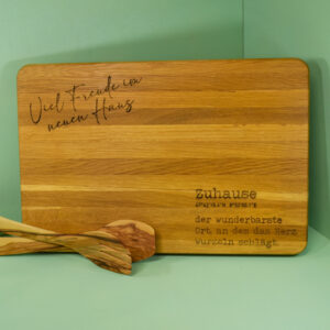 Rechteckige Holzbretter mit Gravur